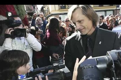 A pesar de que se trató de que el acto fuera lo más íntimo posible, por deseo expreso del actor, cientos de admiradores se agolparon a las puertas del palacio de los Guzmanes para ver de cerca a su ídolo de la gran pantalla.