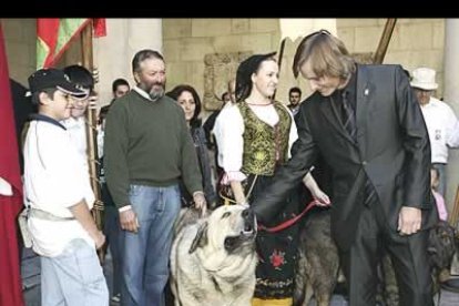 Los vivos colores de los pendones de León recibieron al actor a las puertas del Palacio de los Guzmanes. Dentro, en el claustro, más muestras de los símbolos más genuinos de la provincia, con la presencia de mastines adultos y cachorros y perros carea de pocos meses. Trajes regionales de distintas comarcas y muchas referencias a León en un claustro abarrotado deseoso de conseguir una imagen o una firma del afamado actor. Tras la ceremonia, el Himno a León de la Capilla Clásica cerró el acto.