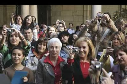 El actor tuvo sentidas frases que levantaron el fervor de un público entregado que acudió al claustro del Palacio de los Guzmanes para rendir tributo al protagonista de «Alatriste».