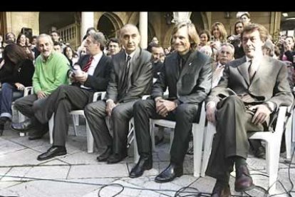 El actor se sentó durante el acto entre el teniente alcalde del Ayuntamiento de León, José María Rodríguez de Francisco (izquierda) y el presidente de la Diputación provincial de León, Javier Gaarcía-Prieto, con quién quedó en comer un cocido en Valdeteja la próxima vez que visite León.