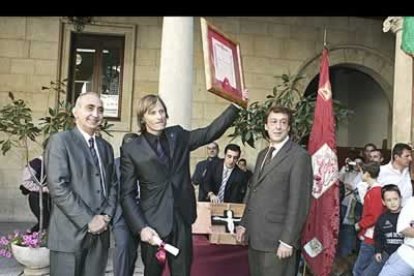 El presidente de la Diputación, a la derecha, destacó «la mirada profunda y entrañable» de Mortensen a León. Agradeció al protagonista de «Alatriste» los ratos pasados en la montaña y sus gestos de reconocimiento a la provincia y a los leoneses, entre ellos, aludió a los argentinos que el norteamericano conoció en un bar del Cid y que también ?como él? son seguidores del equipo de fútbol San Lorenzo de Almagro. «Dos tierras hermanas de León».