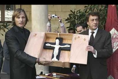 La Diputación y el Ayuntamiento regalaron a Viggo Mortensen, además de las insignias de oro, sendos diplomas, una reproducción del Cristo de Carrizo y el gallo de San Isidoro. Además, ya en el Ayuntamiento, recibió una medalla de la Virgen del Camino.