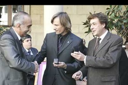 El primer teniente de alcalde del Ayuntamiento de la capital, a la izquierda, dió las gracias al actor por hacer León. «Nos sentimos orgullos de que lleves nuestra bandera por el mundo y, sobre todo, en el corazón». Rodríguez de Francisco pidió al protagonista de «Alatriste» que lleve la insignia de la ciudad con «honor, respeto y cariño».