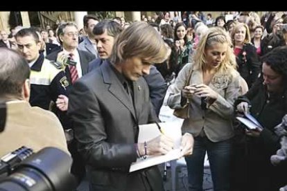 El actor norteamericano ?emocionado tras el homenaje recibido de la Diputación y el Ayuntamiento de la capital? aseguró, mientras firmaba autógrafos a sus fans, que seguirá volviendo a León cada vez que pueda. «Uno se acuerda y sigue volviendo. Para mí León será siempre el corazón de España».