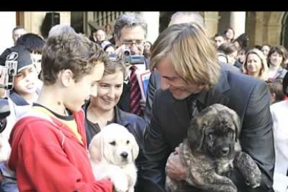 El actor se quedó prendado por la pareja de mastines con el que le obsequiaron. Con todo el dolor de su corazón tuvo que rechazarlos por el gran tamaño que alcanzan estos perros en su madurez, lo que le impidiría llevárselos a los rodajes.