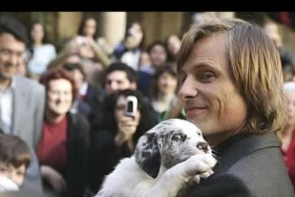 Viggo se mostraba entusiasmado con su nueva mascota, a la que no paró de dar arrumacos.