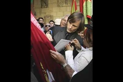 El actor firmó uno de los pendones que la asociación Reino de León llevó hasta la Diputación para agasajarle. El actor escribió la leyenda «Gracias León, que viva». Además, en su mano llevaba la partitura del himno que cantó la Capilla Clásica.