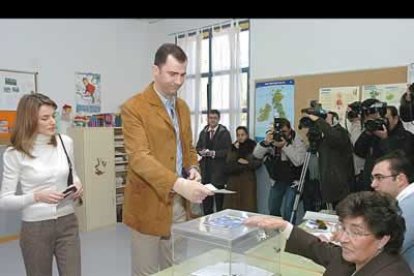 En el mismo colegio, votaban cuatro horas más tarde los Príncipes de Asturias.