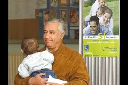 Javier Arenas acudió a votar a un colegio sevillano acompañado de su hijo Carlos.