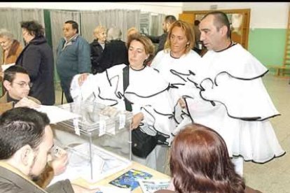 En Málaga aún están de carnaval y eso se notó en los colegios electorales.