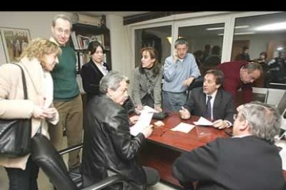 Desde la sede socialista en la ciudad de León se analizaron los primeros datos.