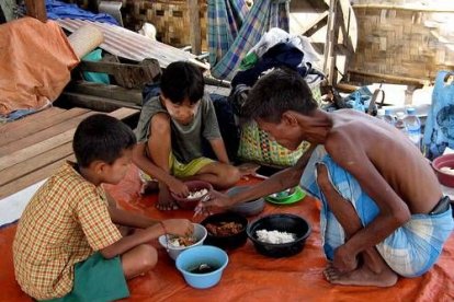 Los alimentos básicos escasean y sus precios se han disparado por la especulación y la creciente demanda.