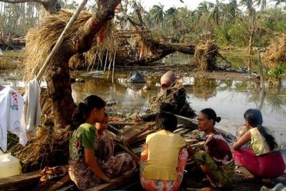 En el delta del Irrawaddy, el hambre comienza a tornarse en desesperación, y se han producido enfrentamientos y peleas por acceder a la ayuda internacional y en las primeras tiendas que abrieron sus puertas.