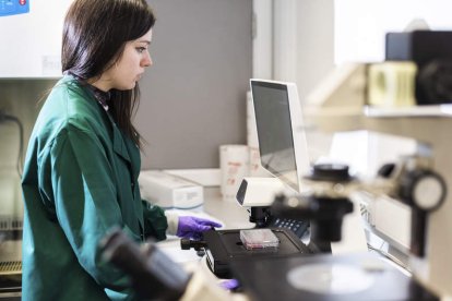 Carmen Salvadores, en el laboratorio de la Universidad de Londres donde desarrolla su trabajo. EFE