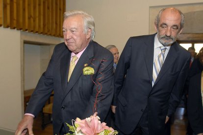 Junto al entonces presidente de Caja España, Santos Llamos, durante la presentación de un Belén napolitano de 300 piezas datadas de los siglos XVII al XIX, propiedad del historiador Francisco Antonovich, en la Colegiata de San Isidoro. EFE/J. CASARES