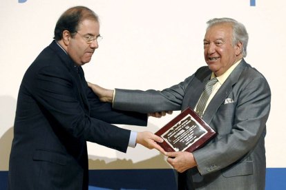El que fue presidente de la Junta de Castilla y León, Juan Vicente Herrera, entrega el premio especial a la trayectoria empresarial concedido por el diario