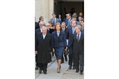 David Álvarez, junto a la reina Sofía durante la inauguración del Instituto Bíblico y Oriental y entonces ministro de Cultura, César Antonio Molina y el presidente de la Junta de Castilla y León, Juan Vicente Herrera y el presidente de Caja España, Santos Llamas. EFE/ J. CASARES