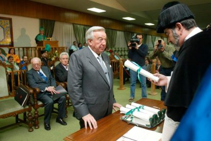 Recibiendo el galardón de