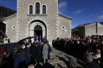 El 26 de noviembre de 2015 fallecía David Álvarez. En la imagen, el entierro en la iglesia de la localidad leonesa de Crémenes. JESÚS F. SALVADORES