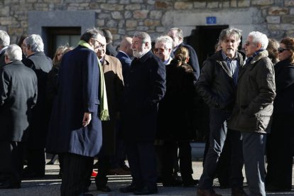 El ex diputado y ex ministro del interior, Jaime Mayor Oreja, uno de los muchos asistentes al entierro de David Álvarez. JESÚS F. SALVADORES