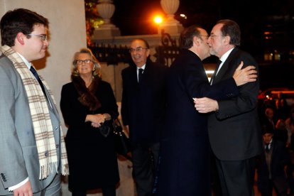 Jesús David Álvarez recibiendo condolencias por el fallecimiento de su padre. RAQUEL P. VIECO