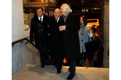 El cantautor Amancio Prada en el funeral celebrado en Madrid. RAQUEL P. VIECO