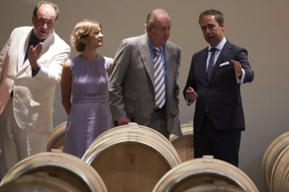 Pablo Álvarez, propietario de la bodega Rothschild-Vega Sicilia en la inauguración de la bodega que tuvo lugar en 2017 junto a la ministra de Agricultura, Isabel García, el rey emérito, Juan Carlos I, y el director de la bodega, Antonio Menéndez. EFE/DAVID AGUILAR