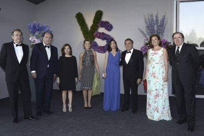 El consejero delegado de las bodegas Vega Sicilia, Pablo Álvarez, acompañado por sus familiares y por la vicpresidenta del Gobierno, Soraya Sáenz de Santamaría, la ministra de Agricultura, Isabel García Tejerina (4i), y el presidente de la Junta de Castilla y León, Juan Vicente Herrera , momentos antes de la cena de conmemoración de los 150 años de la Bodega Vega Sicilia, esta noche en Valladolid. EFE/NACHO GALLEGO