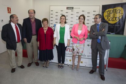 De izquierda a derecha: el presidente de la denominación de origen Cigales, Pascual Herrera; el consejero delegado del grupo Vega Sicilia, Pablo Alvarez; la miembro de la Academia Española de Gastronomía, Isabel Mijares; la rectora de la Universidad Europea Miguel de Cervantes, Imelda Rodríguez; la consejera de Agricultura y Ganadería de la Junta de Castilla y León, Silvia Clemente; y el presidente de la fundación Universidad Europea Miguel de Cervantes, Luis barcenilla, en el acto de inauguración del curso de verano