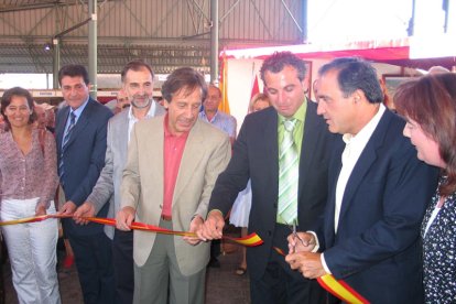 Juan Carlos Álvarez Mequiriz, que fue consejero delegado del Grupo Eulen y consejero de Vega Sicilia, junto a Ángel Villalba, secretario general del PSOE en Castilla y León y al alcalde de Cistierna, Nicanor Sen, en la inauguración de una edición de la Feria Multisectorial de la localidad.
