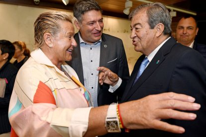 La presidenta ejecutiva de Grupo Eulen, María José Álvarez Mezquíriz, saluda al vicepresidente de Foro Asturias, Francisco Álvarez-Cascos), momentos antes de participar en una mesa redonda sobre el presente y el futuro de la economía y el empleo en España . EFE/ J.CASARES