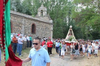La imagen llegando a la ermita. Secundino Pérez.