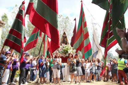 Los vecinos portan las enseñas de la comarca que se dieron cita en la romería. Secundino Pérez.