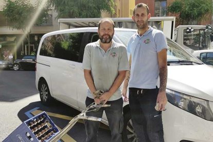 Andrés Herrero e Iván Martínez, repartidores. ANA FERNÁNDEZ