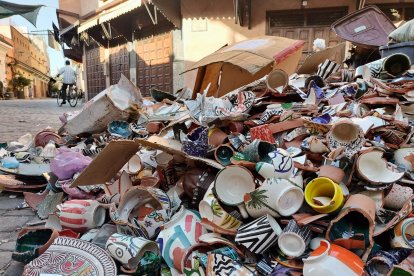 Además de los restos de los edificios y las cornisas derrumbados, también había numerosos montones de cerámicas rotas repartidos por la Medina. MARÍA CARRO