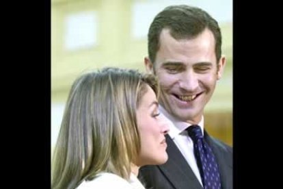 En varias ocasiones los prometidos mostraron su complicidad, como en el momento en el que Letizia le dijo: 'déjame hablar a mí', cuando él le interrumpió.