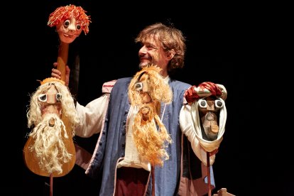 Carlos Alba y sus marionetas. DL