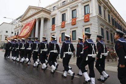 Soldados a las puertas del Congreso de los Diputados engalanado para la ceremonia. EFE/ MARISCAL