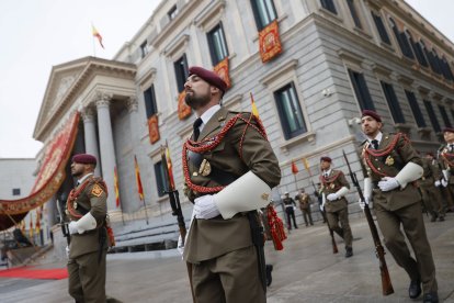 Soldados a las puertas del Congreso de los Diputados engalanado para la ceremonia. EFE/ MARISCAL