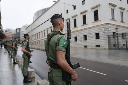 Soldados a las puertas del Congreso de los Diputados engalanado para la ceremonia. EFE/ MARISCAL