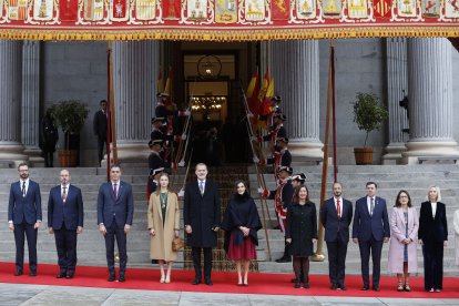 Los reyes Felipe y Letizia junto a la princesa de Asturias Leonor, el presidente del Gobierno, Pedro Sánchez (i) la presidenta del Congreso, Francina Armengol (5d) y el presidene del Senado, Pedro Rollán, entre otros, posan, a su llegada a la solemne apertura de la XV Legislatura. EFE/ MARISCAL