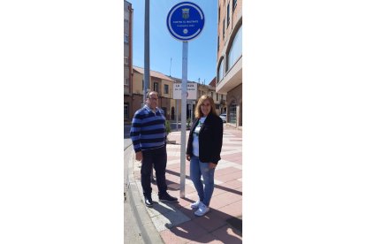 El alcalde de La Bañeza, Javier Carrera junto a la concejala de Servicios Sociales, Carmen Macho, al lado de una de las señales que forman parte de la campaña ‘Municipios contra el maltrato’ a la que se ha sumado el ayuntamiento bañezano. DL