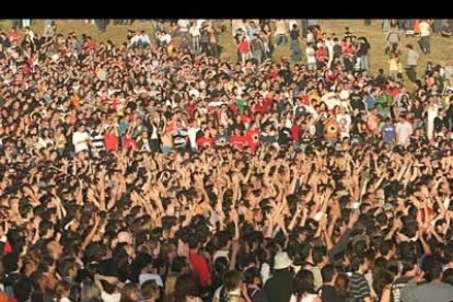 El grupo americano convocó a 30.000 fieles en la primera gran cita del Xacobeo 2004.