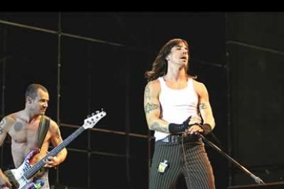 El público agradeció poder tararear By the way o Californication e incluso entender el chapurreado al español que emplearon para saludar a los gallegos.