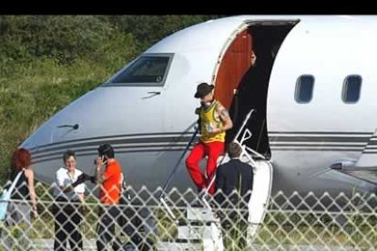 Los Red Hot llegaron al aeropuerto de Santiago hacia las siete de la tarde en su avión privado.