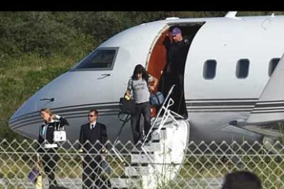 Cuando tocaron tierra ya les esperaban tres monovolúmenes para trasladarlos hasta el Monte do Gozo.