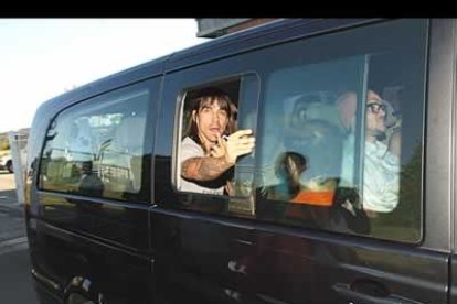 El batería de la banda, Chad Smith tuvo tiempo de dar dos vueltas por el aeropuerto con los cascos puestos mientras bailaba.