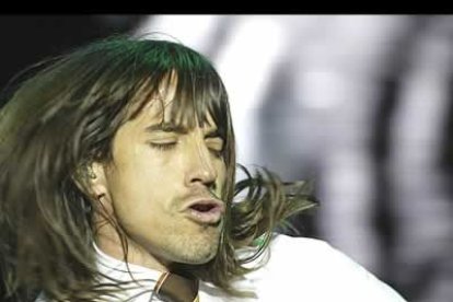 Aunque estaba previsto un ensayo no se realizó y la banda llegó al Monte del Gozo poco antes de que se abrieran las puertas.