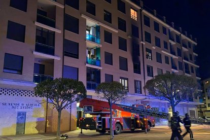 Incendio en una vivienda del barrio de La Palomera. RAMIRO