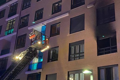 Incendio en una vivienda del barrio de La Palomera. RAMIRO